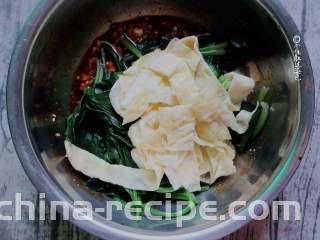 凉拌菠菜蛋皮,加入菠菜跟蛋皮拌匀。