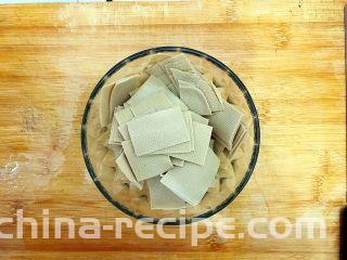 家常孜然四宝,豆皮洗干净后叠起来切成如图所示的小块，备用！