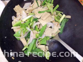 家常孜然四宝,再加入青蒜和青椒，继续翻炒片刻！