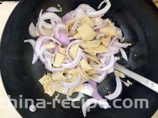 家常孜然四宝,加入洋葱，转中火，一起翻炒片刻！