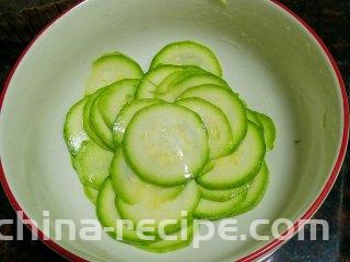 凉拌西葫芦,拌匀，腌20分钟