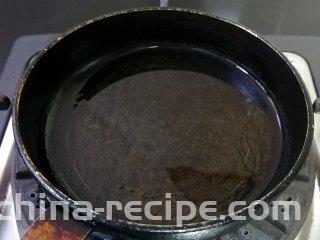 凉拌西葫芦,锅内加入油，烧至冒青烟