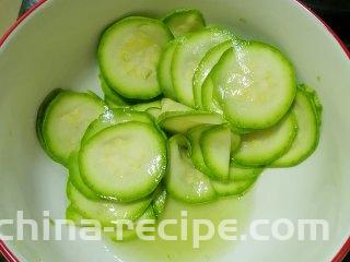 凉拌西葫芦,西葫芦腌出水分并且变软了