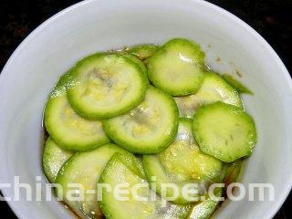 凉拌西葫芦,西葫芦浸入调料中