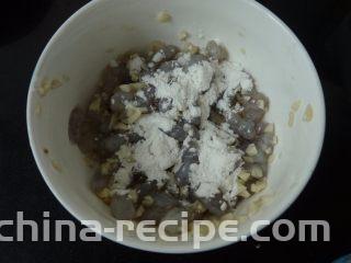 蒜茸虾仁炒豌豆,再下点生粉拌过