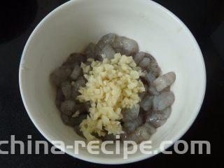 蒜茸虾仁炒豌豆,虾仁内加入蒜
