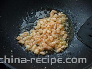 蒜茸虾仁炒豌豆,嫩油滑熟，盛起待用