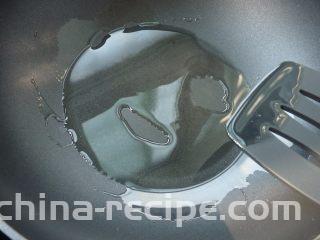 蒜茸虾仁炒豌豆,
烧热茶籽油