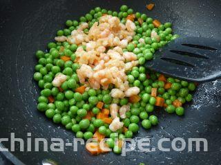 蒜茸虾仁炒豌豆,加入熟虾仁