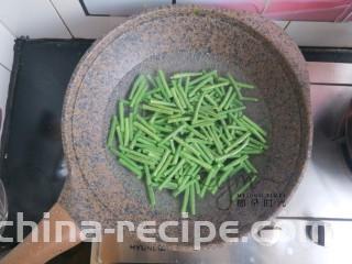 麻汁豆角,锅内烧水，加一丢丢盐，几滴油，把豆角煮熟。