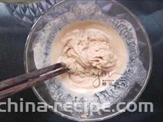 麻汁豆角,两勺芝麻酱用水稀释一下。