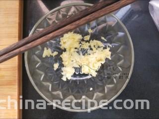 麻汁豆角,准备一些蒜泥。