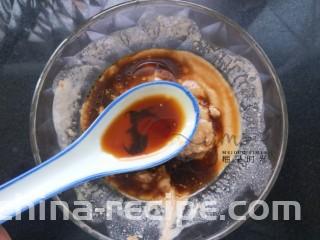 麻汁豆角,再加入两勺生抽，一勺醋，一勺香油，少许盐，少许鸡精，最后加入蒜泥，搅拌均匀。
