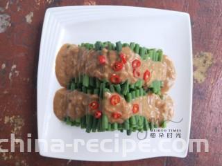 麻汁豆角,然后把调味汁淋上去，切点红辣椒圈装饰。