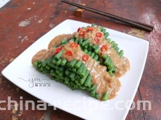 麻汁豆角,成品。夏季必吃的一道凉菜。
如果有时间，可以放冰箱冷藏一会再吃。