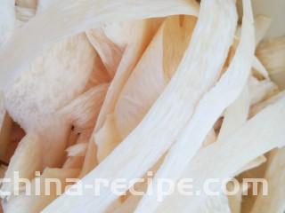 杏鲍菇拌皮蛋,用刮皮器刮成长长的细条。
