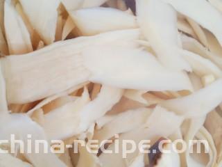 杏鲍菇拌皮蛋,捞出在冷水中浸泡一下。