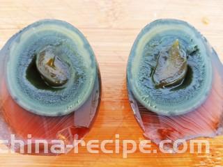 杏鲍菇拌皮蛋,准备2个皮蛋去皮洗净切成月牙状。