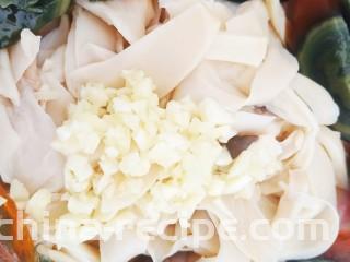 杏鲍菇拌皮蛋,将皮蛋，蒜末放入盘中。