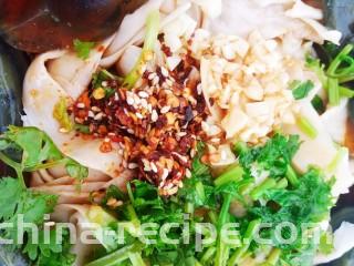 杏鲍菇拌皮蛋,再加入适量食盐，一勺香醋，一勺油辣椒，少许花椒油，适量十三香和香菜。