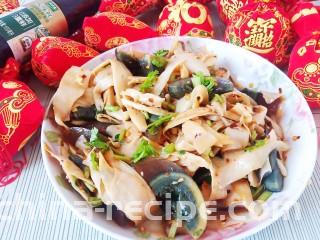 杏鲍菇拌皮蛋,美味完成。