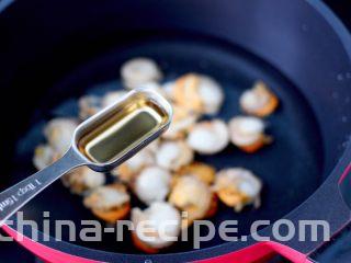 白菜心红油扇贝肉,锅中先倒入料酒。