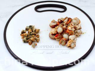 白菜心红油扇贝肉,把扇贝肉去除胃部杂志。