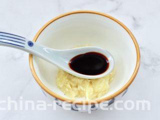 白菜心红油扇贝肉,大蒜去皮后捣成蒜泥放入碗里，先加入味极鲜酱油。