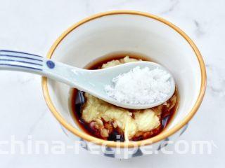 白菜心红油扇贝肉,加入白糖和适量的盐。