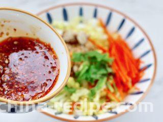 白菜心红油扇贝肉,这个时候倒入调制好的调料汁。