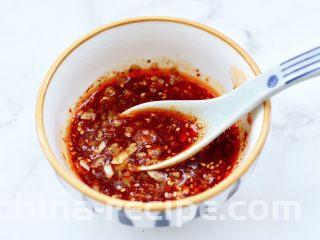 白菜心红油扇贝肉,把所有的调料混合搅拌均匀，调料汁就调好了。