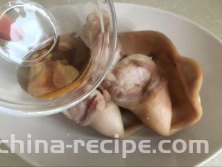 红油猪耳,放入料酒去腥