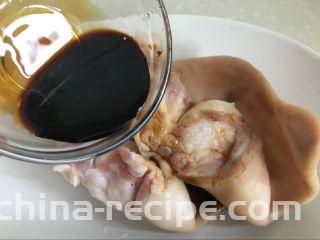 红油猪耳,放一点老抽上色