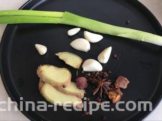 红油猪耳,准备配料，葱姜蒜，大料、花椒还有一点山楂干