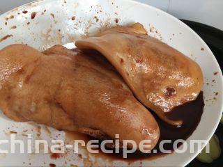 红油猪耳,放入腌制的猪耳（联同调料一起）