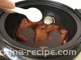 红油猪耳,出锅前10分钟放入少许的盐调味