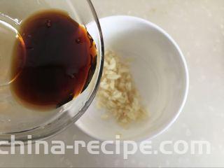 红油猪耳,准备少许蒜泥，倒一点生抽