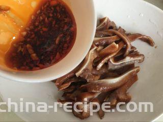 红油猪耳,搅拌均匀，放到切丝的猪耳上