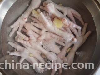 无骨蒜香鸡爪,冷水下锅，放入姜片，料酒，盐