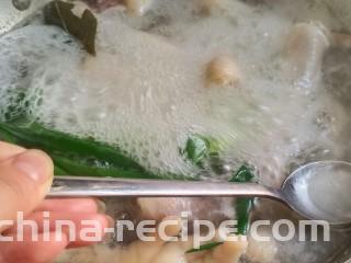 无骨蒜香鸡爪,水开后撇去浮沫，大概煮十分钟左右关火