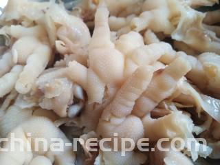 无骨蒜香鸡爪,用同样的方法把其余四个爪子尖也去骨。都去骨后再用清水洗干净沥干水分