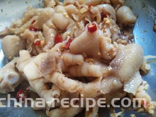 无骨蒜香鸡爪,把汁浇到鸡爪上，用手抓匀，使之更好入味