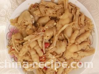 无骨蒜香鸡爪,中途取出来给鸡爪翻个面，让上面的鸡爪换到下面，吸收汤汁，入味更均匀