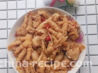 无骨蒜香鸡爪,喜欢吃辣的朋友还可以放些黄色的野山椒,也非常出味。之前做了台式柠檬鸡爪和野山椒泡椒鸡爪,喜欢吃的朋友可以参考我之前的菜谱