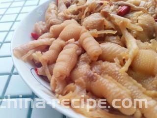 无骨蒜香鸡爪,吃起来酸酸辣辣的，非常爽口