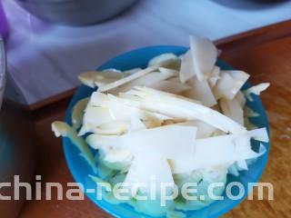 凉拌青笋豆干,青笋切成薄片儿。