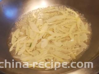 凉拌青笋豆干,把青笋煮熟。