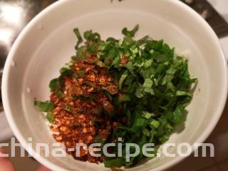 凉拌青笋豆干,碗里放入葱花，香菜，盐，花椒粉，辣椒粉，蒜泥，芝麻。