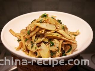 凉拌青笋豆干,搅拌均匀，就可以吃了。