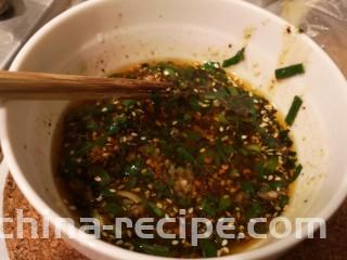 凉拌青笋豆干,搅拌均匀，再加入生抽，醋，香油，少许糖。